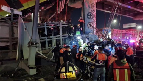 Kinh hoàng sập cầu vượt metro ở thủ đô Mexico, ít nhất 20 người chết - Ảnh 4. Kinh hoàng sập cầu vượt metro ở thủ đô Mexico, ít nhất 20 người chết - Ảnh 4.
