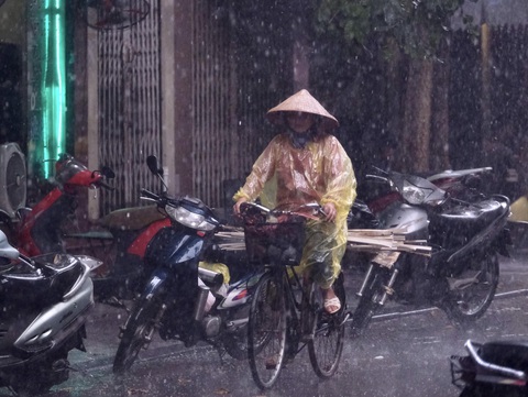 Miền Bắc mưa lớn, Trung Bộ nắng nóng gay gắt đến giữa tháng 6 - Ảnh 1. Miền Bắc mưa lớn, Trung Bộ nắng nóng gay gắt đến giữa tháng 6 - Ảnh 1.