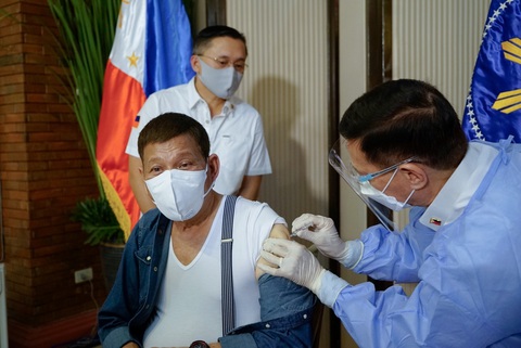 Ông Duterte đòi trả lại vắc xin Sinopharm do Trung Quốc tài trợ - Ảnh 1. Ông Duterte đòi trả lại vắc xin Sinopharm do Trung Quốc tài trợ - Ảnh 1.