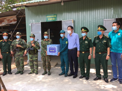 TP.HCM hỗ trợ 5,6 tỉ đồng cho các tỉnh biên giới chống dịch - Ảnh 2. TP.HCM hỗ trợ 5,6 tỉ đồng cho các tỉnh biên giới chống dịch - Ảnh 2.
