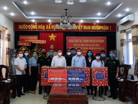 TP.HCM hỗ trợ 5,6 tỉ đồng cho các tỉnh biên giới chống dịch - Ảnh 1. TP.HCM hỗ trợ 5,6 tỉ đồng cho các tỉnh biên giới chống dịch - Ảnh 1.