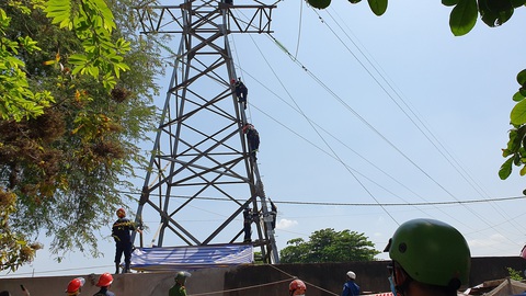 Mất 4 tiếng giải cứu cô gái ngồi trên ngọn cột điện cao thế cao khoảng 100m - Ảnh 5. Mất 4 tiếng giải cứu cô gái ngồi trên ngọn cột điện cao thế cao khoảng 100m - Ảnh 5.