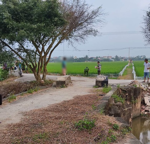 Phát hiện người đàn ông chết trong tư thế treo cổ bằng dải khăn tang - Ảnh 1. Phát hiện người đàn ông chết trong tư thế treo cổ bằng dải khăn tang - Ảnh 1.