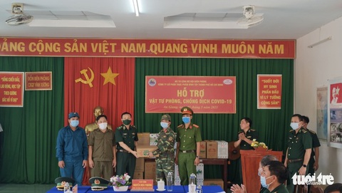 Tặng hàng ngàn vật tư y tế phòng dịch COVID-19 cho Biên phòng An Giang - Ảnh 2. Tặng hàng ngàn vật tư y tế phòng dịch COVID-19 cho Biên phòng An Giang - Ảnh 2.