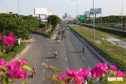 Miền Nam nắng nóng giữa mùa mưa, TP.HCM nóng 35 độ C - Ảnh 1. Miền Nam nắng nóng giữa mùa mưa, TP.HCM nóng 35 độ C - Ảnh 1.
