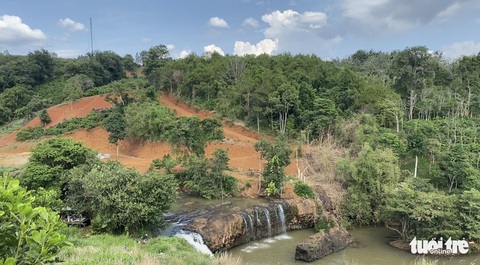 Lại san lấp đất nông nghiệp vì có view nhìn xuống... thác nước - Ảnh 3. Lại san lấp đất nông nghiệp vì có view nhìn xuống... thác nước - Ảnh 3.