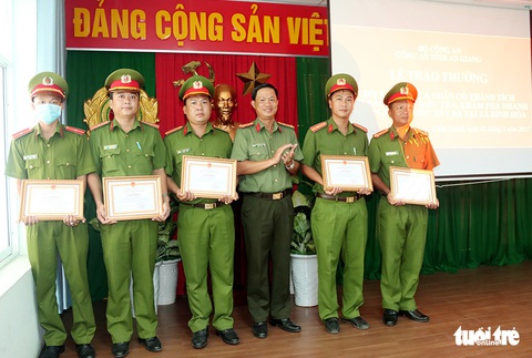 Thưởng nóng tập thể, cá nhân phá nhanh vụ án giết người tại tiệc sinh nhật - Ảnh 1. Thưởng nóng tập thể, cá nhân phá nhanh vụ án giết người tại tiệc sinh nhật - Ảnh 1.