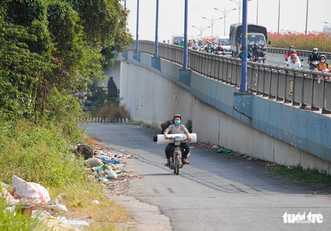 Đường Sài Gòn đâu phải bãi rác, rác ở đâu cứ mọc ra đống đống? - Ảnh 10. Đường Sài Gòn đâu phải bãi rác, rác ở đâu cứ mọc ra đống đống? - Ảnh 10.