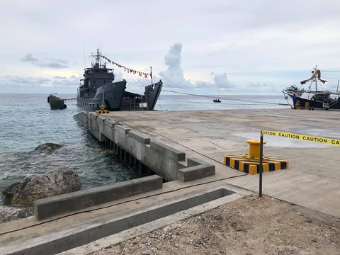 Philippines tính xây căn cứ hậu cần lớn ở Biển Đông đối phó Trung Quốc - Ảnh 2. Philippines tính xây căn cứ hậu cần lớn ở Biển Đông đối phó Trung Quốc - Ảnh 2.