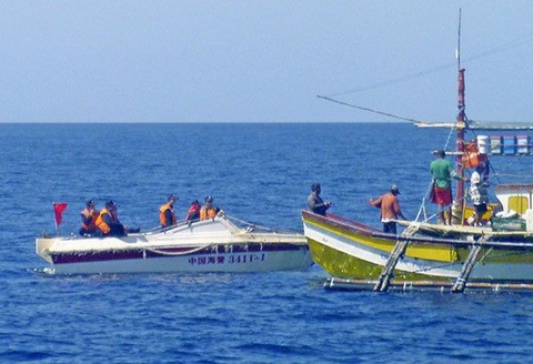Philippines nói ngư dân không cần sợ lệnh đánh bắt cá của Trung Quốc - Ảnh 1. Philippines nói ngư dân không cần sợ lệnh đánh bắt cá của Trung Quốc - Ảnh 1.