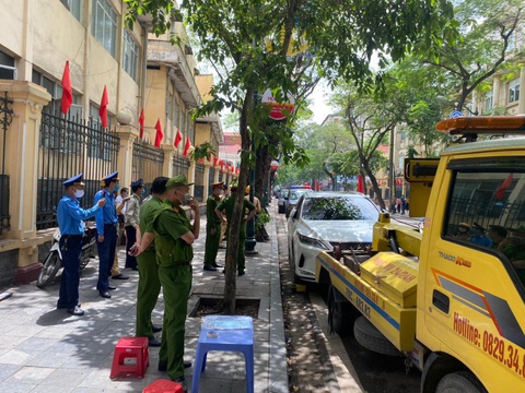 Thanh niên lái xe Lexus dán ‘lệnh bài’ thách thức cơ quan chức năng - Ảnh 1. Thanh niên lái xe Lexus dán ‘lệnh bài’ thách thức cơ quan chức năng - Ảnh 1.