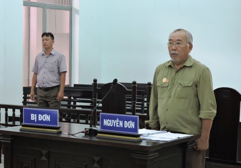 Dân kiện chủ tịch tỉnh, chủ tịch tỉnh không dự tòa vì lý do công tác - Ảnh 1. Dân kiện chủ tịch tỉnh, chủ tịch tỉnh không dự tòa vì lý do công tác - Ảnh 1.