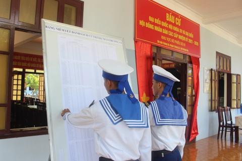 Huyện Trường Sa thực hiện 2 đợt bầu cử - Ảnh 2. Huyện Trường Sa thực hiện 2 đợt bầu cử - Ảnh 2.