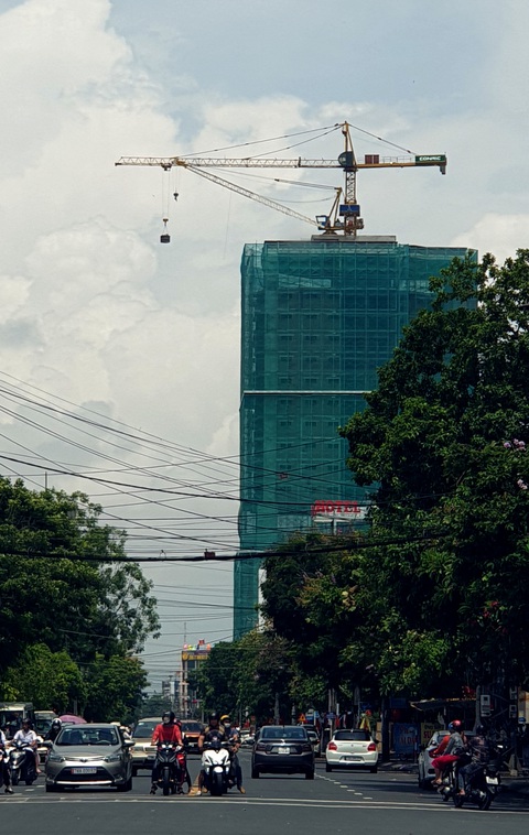 Đoạn cần cẩu hơn 35m tuột từ trên cao làm đứng tim người đi đường - Ảnh 4. Đoạn cần cẩu hơn 35m tuột từ trên cao làm đứng tim người đi đường - Ảnh 4.