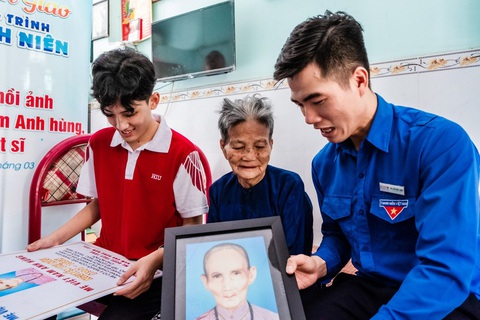 Sinh viên phục hồi 20 di ảnh Mẹ Việt Nam anh hùng, liệt sĩ - Ảnh 1. Sinh viên phục hồi 20 di ảnh Mẹ Việt Nam anh hùng, liệt sĩ - Ảnh 1.