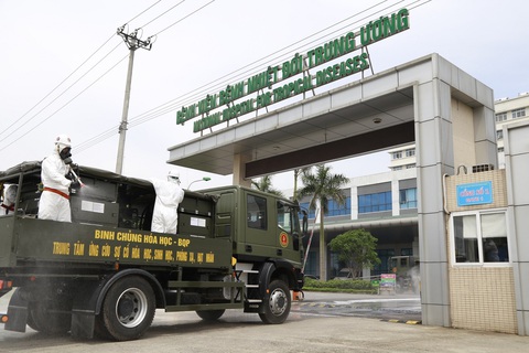 15 xe đặc chủng phun khử trùng tiêu độc tại Bệnh viện Bệnh nhiệt đới trung ương - Ảnh 1. 15 xe đặc chủng phun khử trùng tiêu độc tại Bệnh viện Bệnh nhiệt đới trung ương - Ảnh 1.