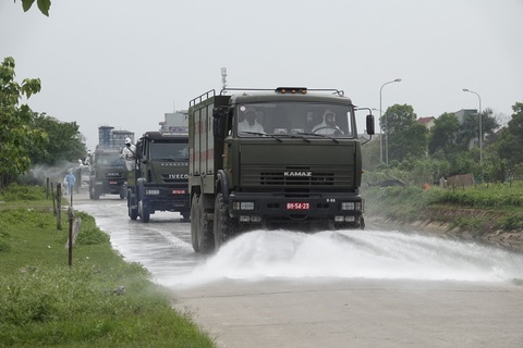 15 xe đặc chủng phun khử trùng tiêu độc tại Bệnh viện Bệnh nhiệt đới trung ương - Ảnh 4. 15 xe đặc chủng phun khử trùng tiêu độc tại Bệnh viện Bệnh nhiệt đới trung ương - Ảnh 4.