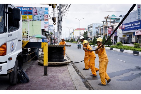 EVNSPC tăng cường cấp điện phục vụ ngày lễ và phòng chống dịch COVID-19 - Ảnh 1. EVNSPC tăng cường cấp điện phục vụ ngày lễ và phòng chống dịch COVID-19 - Ảnh 1.