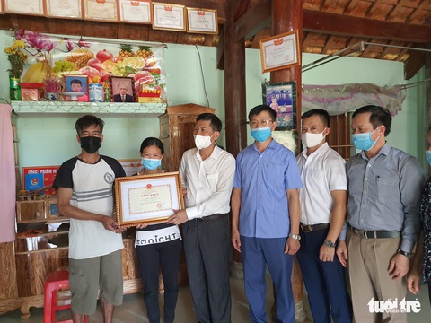 Truy tặng Huân chương Dũng cảm cho sinh viên Nguyễn Văn Nhã - Ảnh 2. Truy tặng Huân chương Dũng cảm cho sinh viên Nguyễn Văn Nhã - Ảnh 2.
