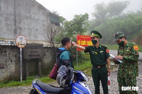 Chống dịch nơi 12 tầng dốc - Ảnh 2. Chống dịch nơi 12 tầng dốc - Ảnh 2.