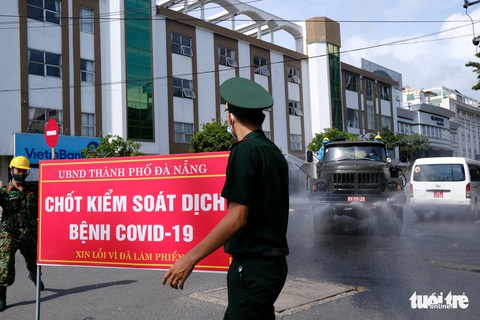 Quân đội phun hóa chất sát khuẩn quanh vũ trường New Phương Đông, Đà Nẵng - Ảnh 1. Quân đội phun hóa chất sát khuẩn quanh vũ trường New Phương Đông, Đà Nẵng - Ảnh 1.
