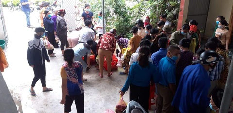 Hoãn cưới để chống dịch COVID-19, hàng xóm chung tay giải cứu mua lại 150 mâm cỗ - Ảnh 1. Hoãn cưới để chống dịch COVID-19, hàng xóm chung tay giải cứu mua lại 150 mâm cỗ - Ảnh 1.