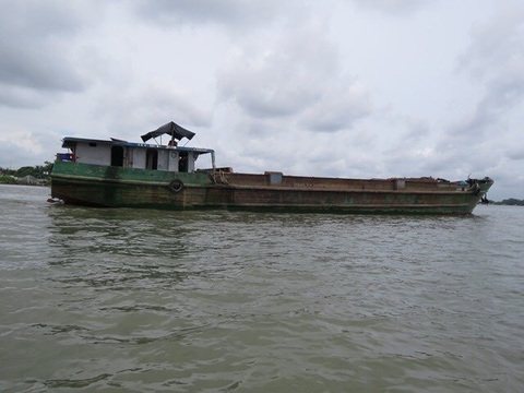 Trốn truy nã, lấy tên giả xin làm thuê rồi trộm sà lan 210 tấn đem bán - Ảnh 2. Trốn truy nã, lấy tên giả xin làm thuê rồi trộm sà lan 210 tấn đem bán - Ảnh 2.