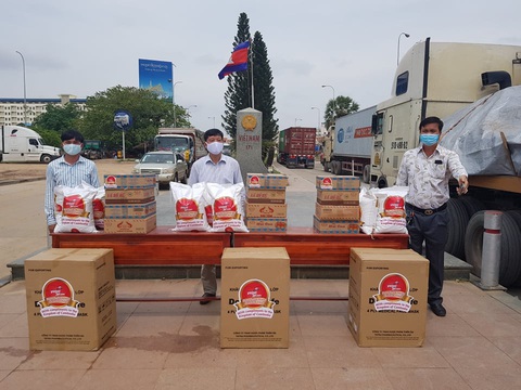 Giúp đỡ người gốc Việt, người Khmer tại Campuchia gặp khó khăn do COVID-19 - Ảnh 1. Giúp đỡ người gốc Việt, người Khmer tại Campuchia gặp khó khăn do COVID-19 - Ảnh 1.