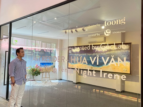Hứa Vĩ Văn vẽ tranh gây quỹ cho chiến sĩ biên giới chống dịch - Ảnh 1. Hứa Vĩ Văn vẽ tranh gây quỹ cho chiến sĩ biên giới chống dịch - Ảnh 1.