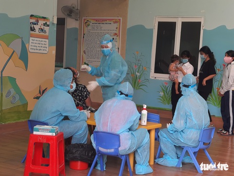 TP.HCM xét nghiệm COVID-19 gần 150 học sinh, giáo viên, phụ huynh liên quan ca F1 - Ảnh 1. TP.HCM xét nghiệm COVID-19 gần 150 học sinh, giáo viên, phụ huynh liên quan ca F1 - Ảnh 1.
