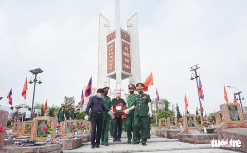 An táng 106 liệt sĩ quân tình nguyện hi sinh tại Lào - Ảnh 3. An táng 106 liệt sĩ quân tình nguyện hi sinh tại Lào - Ảnh 3.