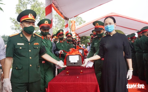 An táng 106 liệt sĩ quân tình nguyện hi sinh tại Lào - Ảnh 2. An táng 106 liệt sĩ quân tình nguyện hi sinh tại Lào - Ảnh 2.