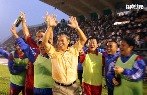 Những hình ảnh cố HLV Lê Thụy Hải với 3 chức vô địch V-League cùng B.Bình Dương - Ảnh 1. Những hình ảnh cố HLV Lê Thụy Hải với 3 chức vô địch V-League cùng B.Bình Dương - Ảnh 1.