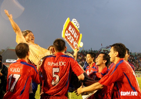 Những hình ảnh cố HLV Lê Thụy Hải với 3 chức vô địch V-League cùng B.Bình Dương - Ảnh 2. Những hình ảnh cố HLV Lê Thụy Hải với 3 chức vô địch V-League cùng B.Bình Dương - Ảnh 2.