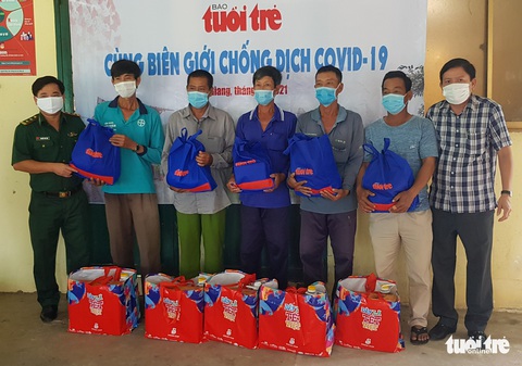 Báo Tuổi Trẻ tặng quà phòng chống dịch COVID-19 cho Biên phòng An Giang - Ảnh 3. Báo Tuổi Trẻ tặng quà phòng chống dịch COVID-19 cho Biên phòng An Giang - Ảnh 3.