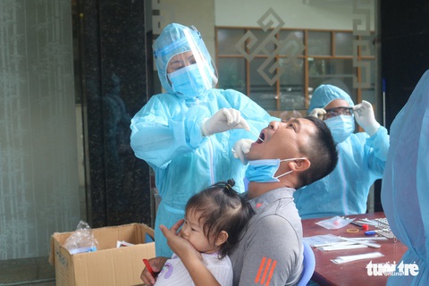 TP.HCM xét nghiệm COVID-19 gần 150 học sinh, giáo viên, phụ huynh liên quan ca F1 - Ảnh 3. TP.HCM xét nghiệm COVID-19 gần 150 học sinh, giáo viên, phụ huynh liên quan ca F1 - Ảnh 3.