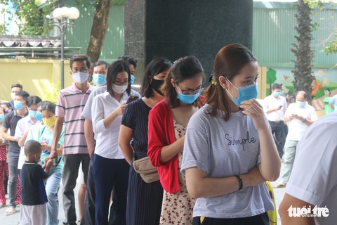 TP.HCM xét nghiệm COVID-19 gần 150 học sinh, giáo viên, phụ huynh liên quan ca F1 - Ảnh 4. TP.HCM xét nghiệm COVID-19 gần 150 học sinh, giáo viên, phụ huynh liên quan ca F1 - Ảnh 4.