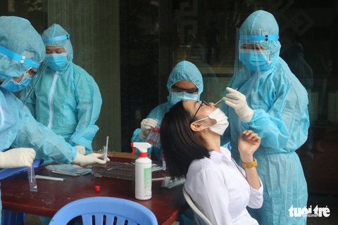 TP.HCM xét nghiệm COVID-19 gần 150 học sinh, giáo viên, phụ huynh liên quan ca F1 - Ảnh 5. TP.HCM xét nghiệm COVID-19 gần 150 học sinh, giáo viên, phụ huynh liên quan ca F1 - Ảnh 5.