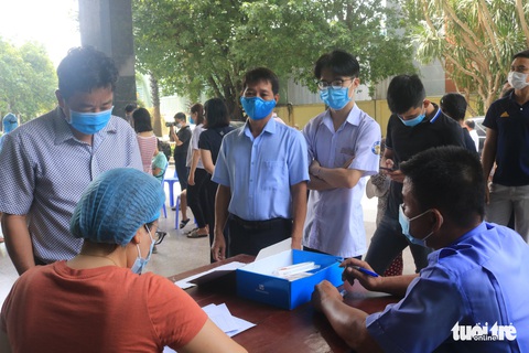 TP.HCM xét nghiệm COVID-19 gần 150 học sinh, giáo viên, phụ huynh liên quan ca F1 - Ảnh 6. TP.HCM xét nghiệm COVID-19 gần 150 học sinh, giáo viên, phụ huynh liên quan ca F1 - Ảnh 6.
