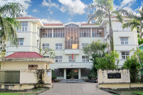 Chậm trễ trong tham mưu chống dịch, phó giám đốc Sở Y tế Vĩnh Phúc bị đình chỉ công tác - Ảnh 1. Chậm trễ trong tham mưu chống dịch, phó giám đốc Sở Y tế Vĩnh Phúc bị đình chỉ công tác - Ảnh 1.