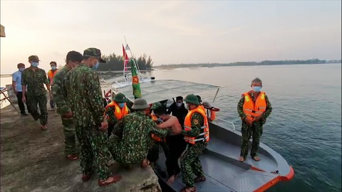 Tàu hàng đụng chìm tàu cá rồi bỏ đi, mặc 3 ngư dân nhảy xuống biển cầu cứu - Ảnh 1. Tàu hàng đụng chìm tàu cá rồi bỏ đi, mặc 3 ngư dân nhảy xuống biển cầu cứu - Ảnh 1.