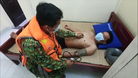 Tàu hàng đụng chìm tàu cá rồi bỏ đi, mặc 3 ngư dân nhảy xuống biển cầu cứu - Ảnh 2. Tàu hàng đụng chìm tàu cá rồi bỏ đi, mặc 3 ngư dân nhảy xuống biển cầu cứu - Ảnh 2.