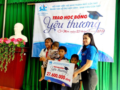 Có số tiền này con không đi bán vé số nữa - Ảnh 1. Có số tiền này con không đi bán vé số nữa - Ảnh 1.