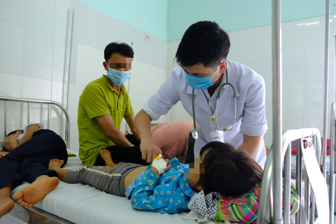 Hơn 100 người ngộ độc sau đám cưới do đồ ăn chế biến gần nhà vệ sinh - Ảnh 1. Hơn 100 người ngộ độc sau đám cưới do đồ ăn chế biến gần nhà vệ sinh - Ảnh 1.