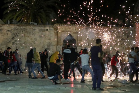 Gần 200 người bị thương trong vụ đụng độ ở Jerusalem - Ảnh 1. Gần 200 người bị thương trong vụ đụng độ ở Jerusalem - Ảnh 1.