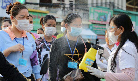 Thứ trưởng Campuchia mất chức vì lan truyền tin giả về COVID-19 - Ảnh 1. Thứ trưởng Campuchia mất chức vì lan truyền tin giả về COVID-19 - Ảnh 1.