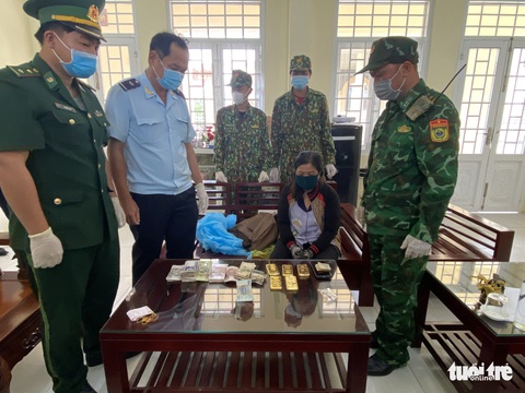 Bắt quả tang người phụ nữ vận chuyển 5kg kim loại nghi là vàng 9999 - Ảnh 1. Bắt quả tang người phụ nữ vận chuyển 5kg kim loại nghi là vàng 9999 - Ảnh 1.
