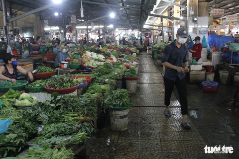 Trước giờ tem phiếu, chợ Đà Nẵng vẫn vắng vì năm ngoái ăn đồ tủ lạnh ớn rồi - Ảnh 3. Trước giờ tem phiếu, chợ Đà Nẵng vẫn vắng vì năm ngoái ăn đồ tủ lạnh ớn rồi - Ảnh 3.