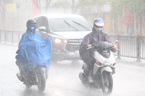 Sắp có bão vào Biển Đông, mưa dông gia tăng - Ảnh 1. Sắp có bão vào Biển Đông, mưa dông gia tăng - Ảnh 1.