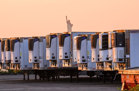 Vì sao 750 thi thể bệnh nhân COVID-19 nằm trong xe đông lạnh cả năm ở New York? - Ảnh 1. Vì sao 750 thi thể bệnh nhân COVID-19 nằm trong xe đông lạnh cả năm ở New York? - Ảnh 1.